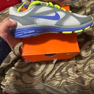 Women nike dual fusion tr size 6 grey and lime green